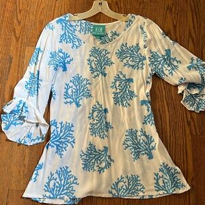 Adorable Escapada blue and white tunic top. Size M. Perfect for summer.